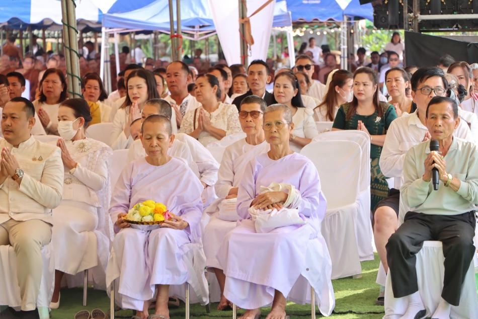  ร่วมพิธียกยอดฉัตรทองคำเจดีย์ศรีปทุมชาติ (เจดีย์ดอกบัว)