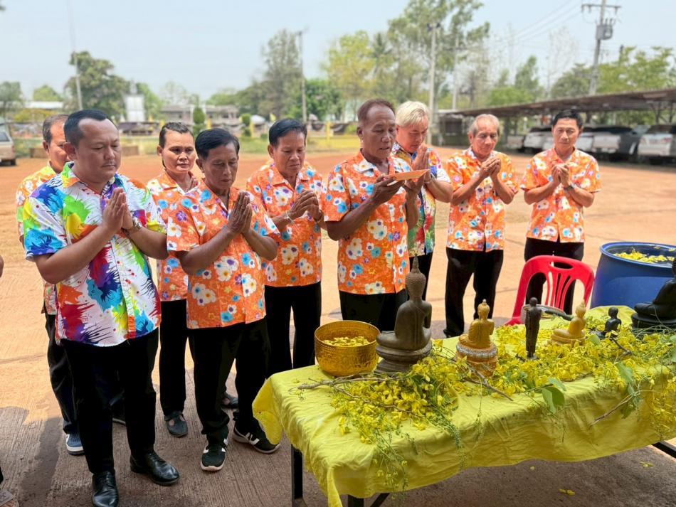 พิธีสรงน้ำพระพุทธรูป และขอพรท่านนายกพร้อมคณะเพื่อความเป็นสิริมงคล ในช่วงเทศกาลวันสงกราต์ 